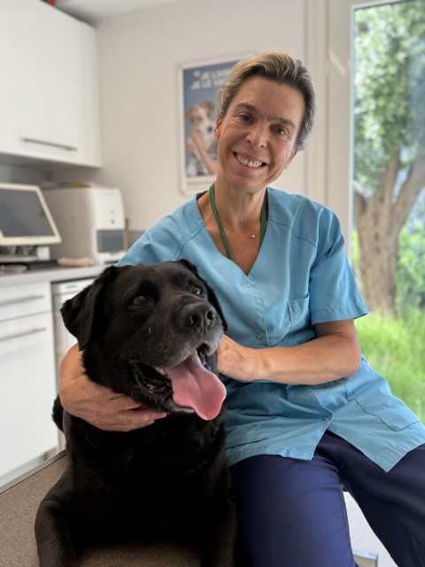 Docteur Carole Chantrelle avec un chien noir